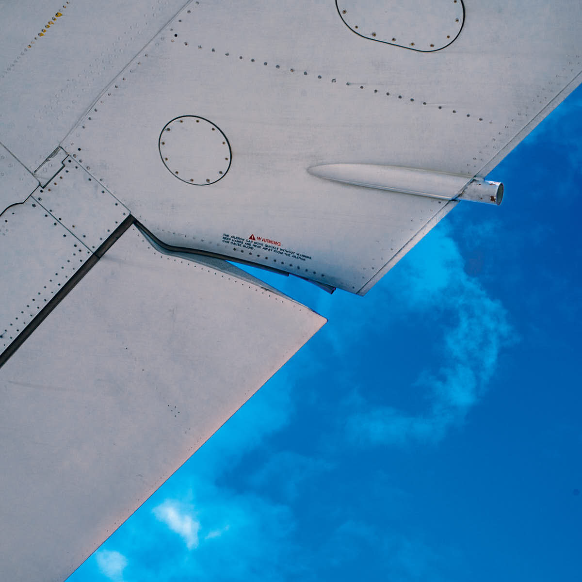 flugzeug-fluegel-vor-blauem-himmel-detail