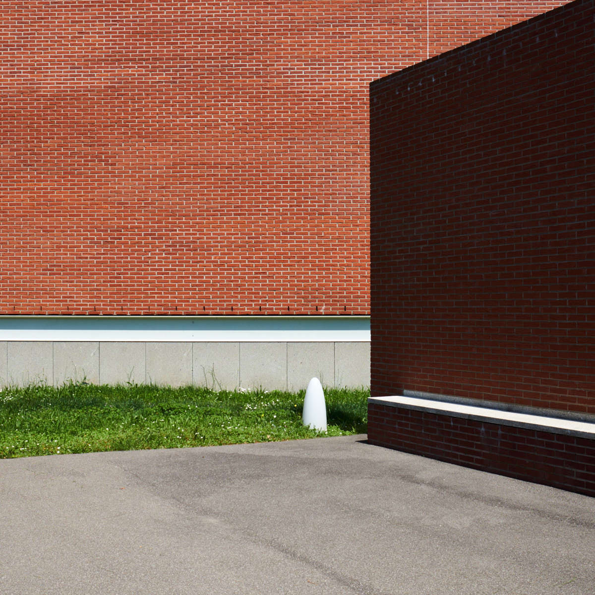 architektur-backsteinmauer-vor-gruener-wiese-im-vitra-campus