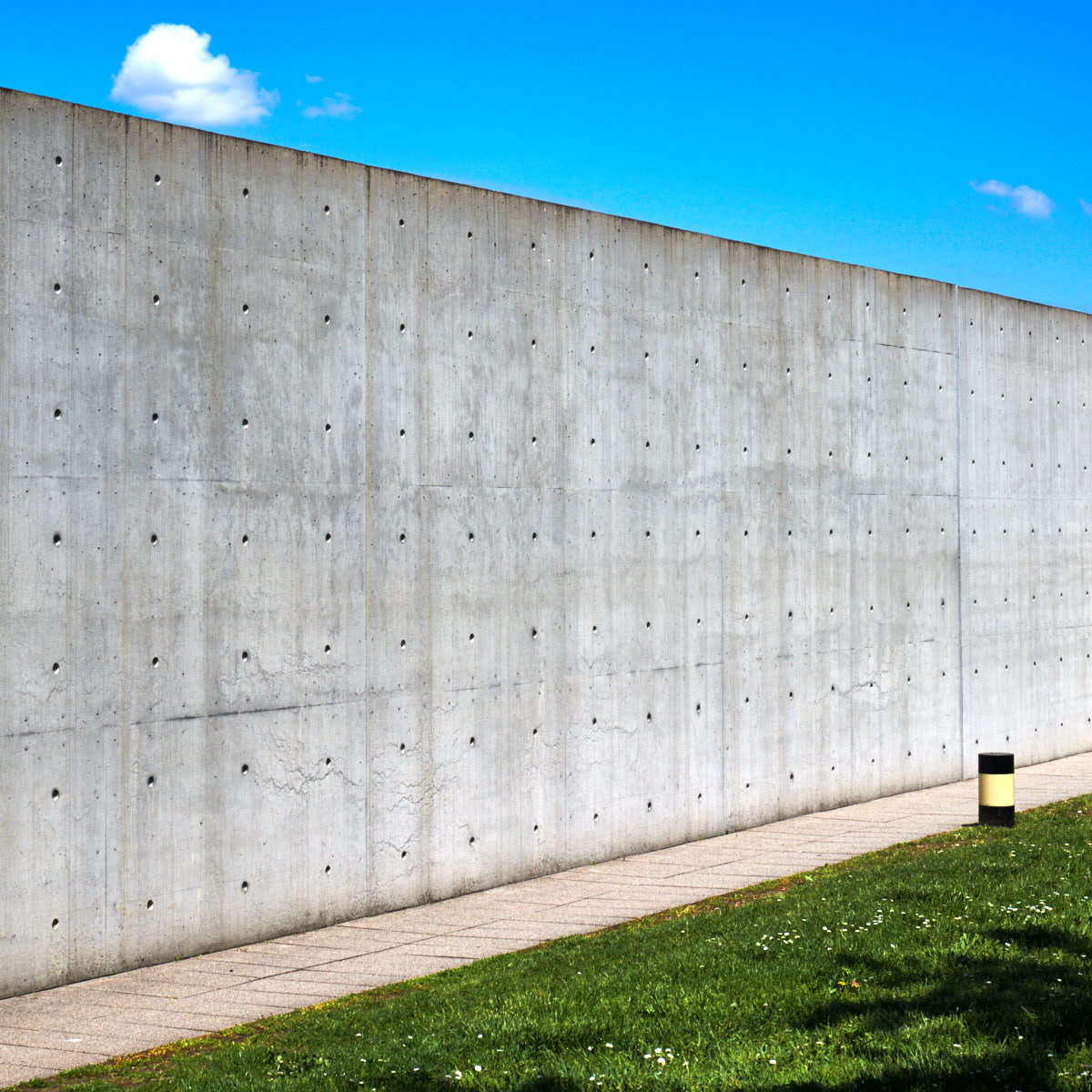 betonmauer-im-garten-mit-blauem-himmel-architektur