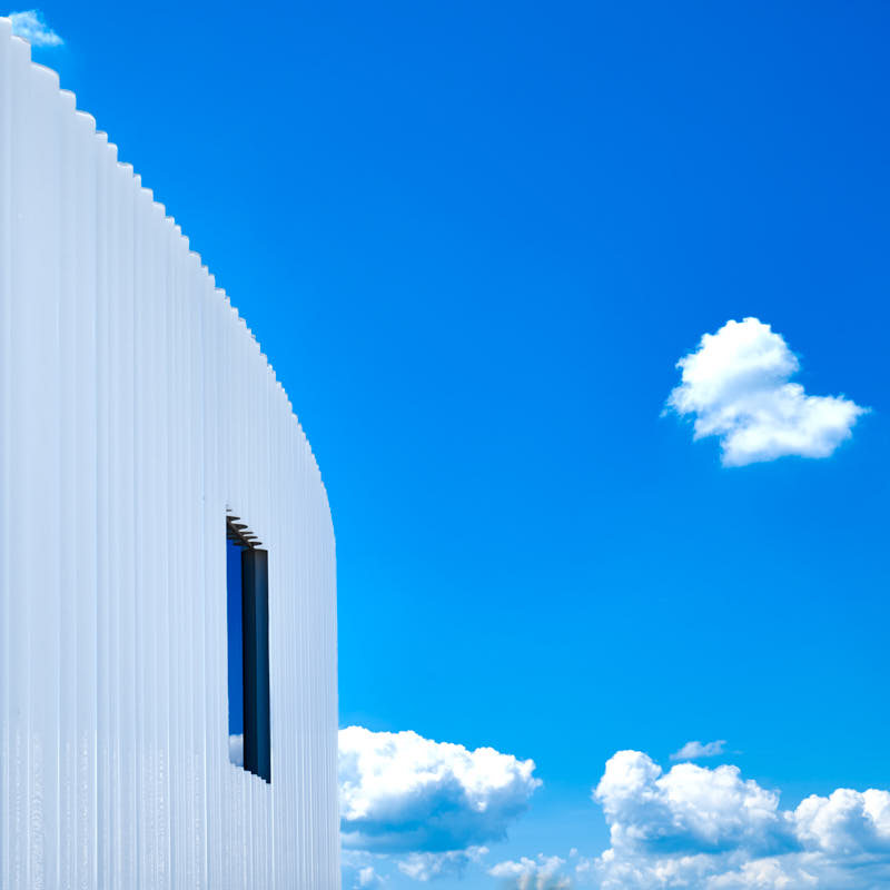 architektur-produktionsgebaeude-vor-blauem-himmel-im-vitra-campus