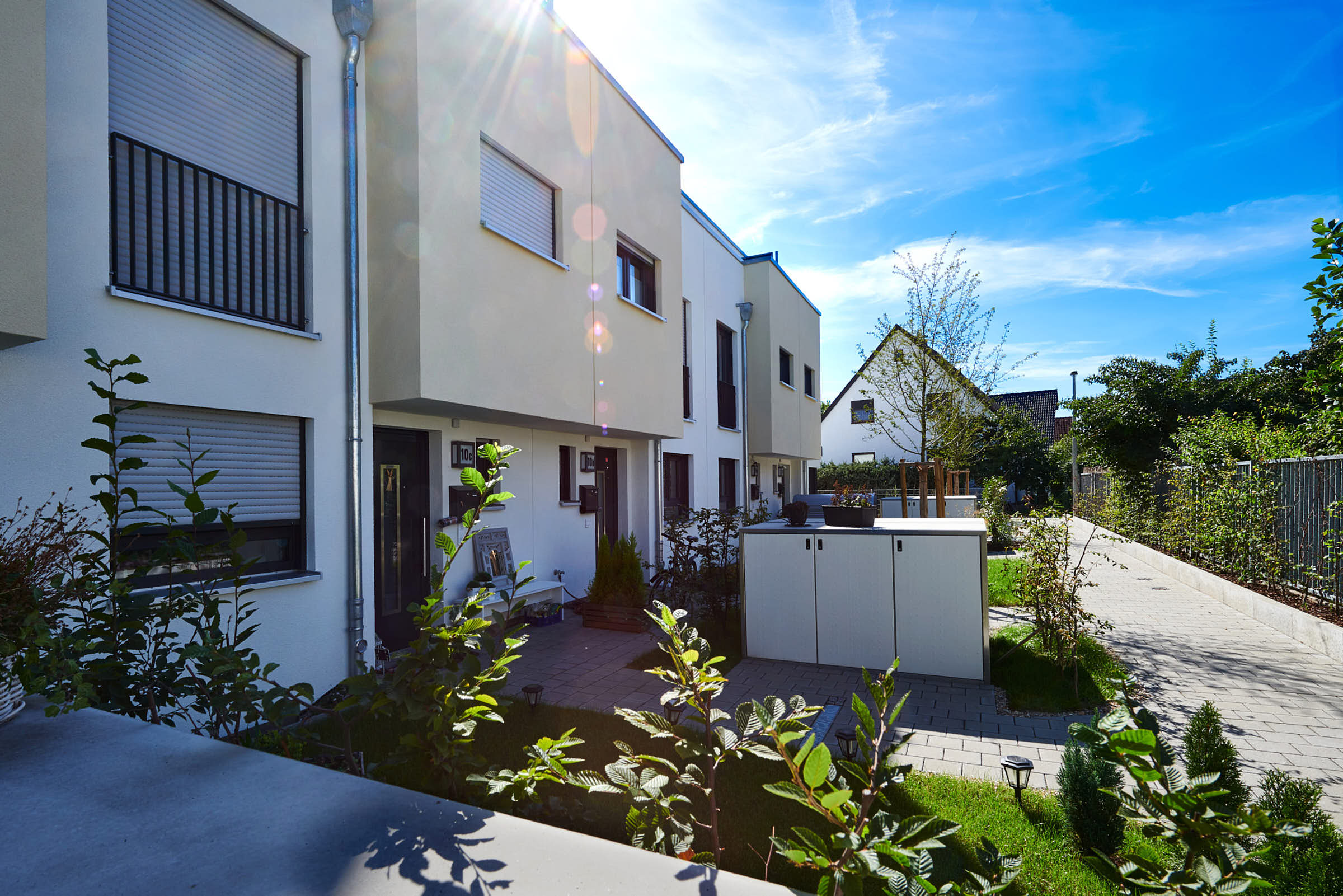 architektur-fotografie-reihenhaus-vor-blauem-sonnigen-himmel