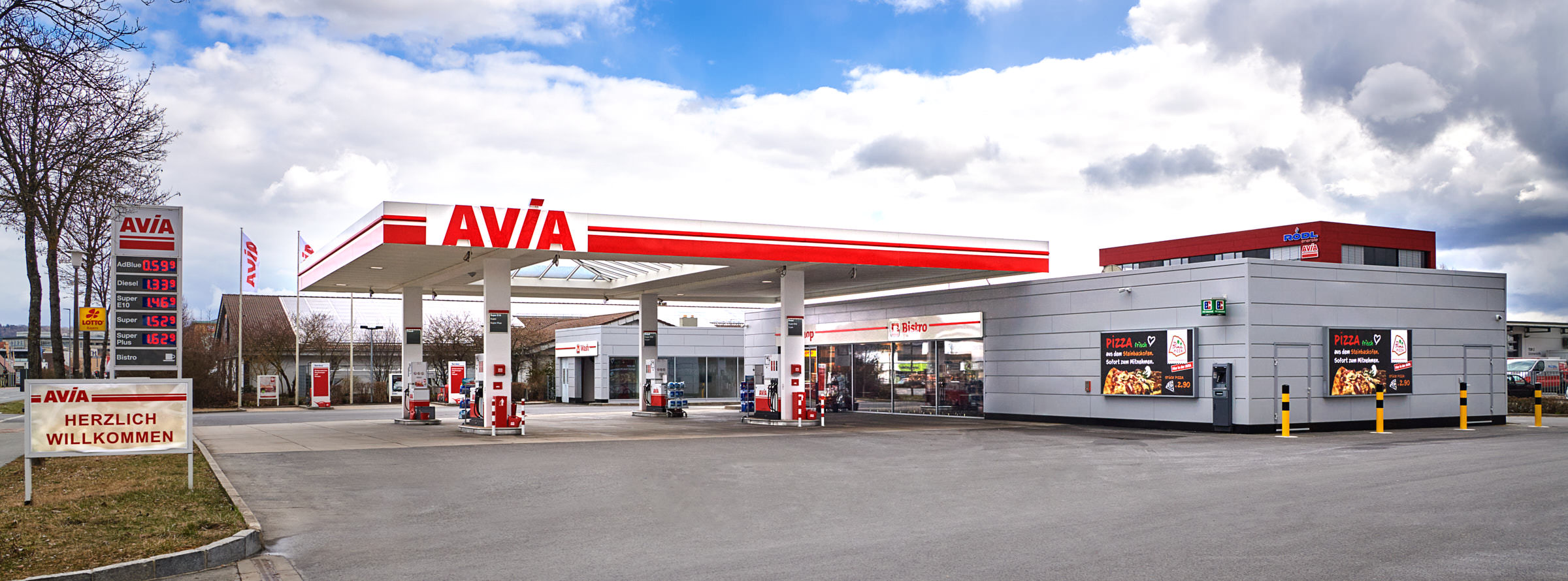 architektur-avia-tankstelle-gesamtansicht-vor-blauem-himmel