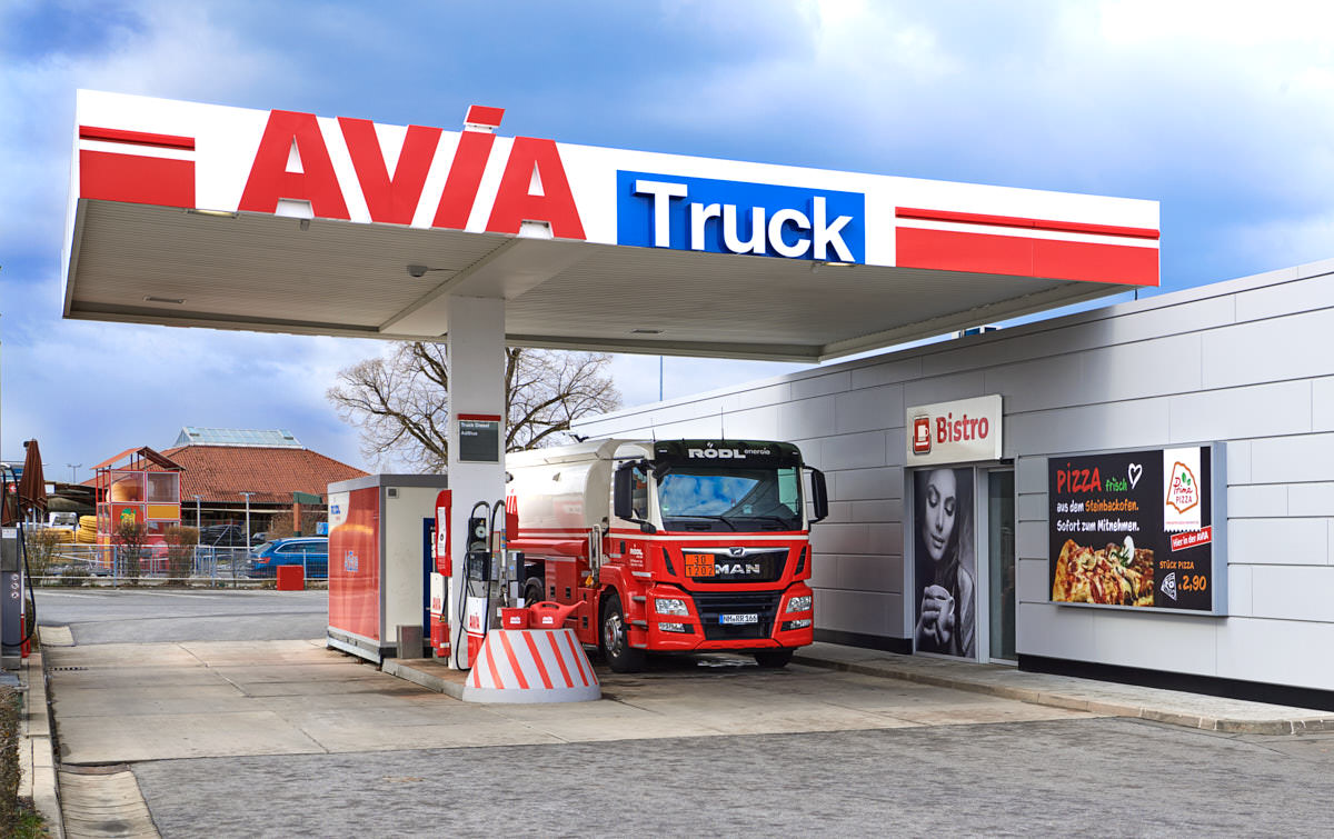 architektur-avia-tankstelle-mit-lkw-heizoel