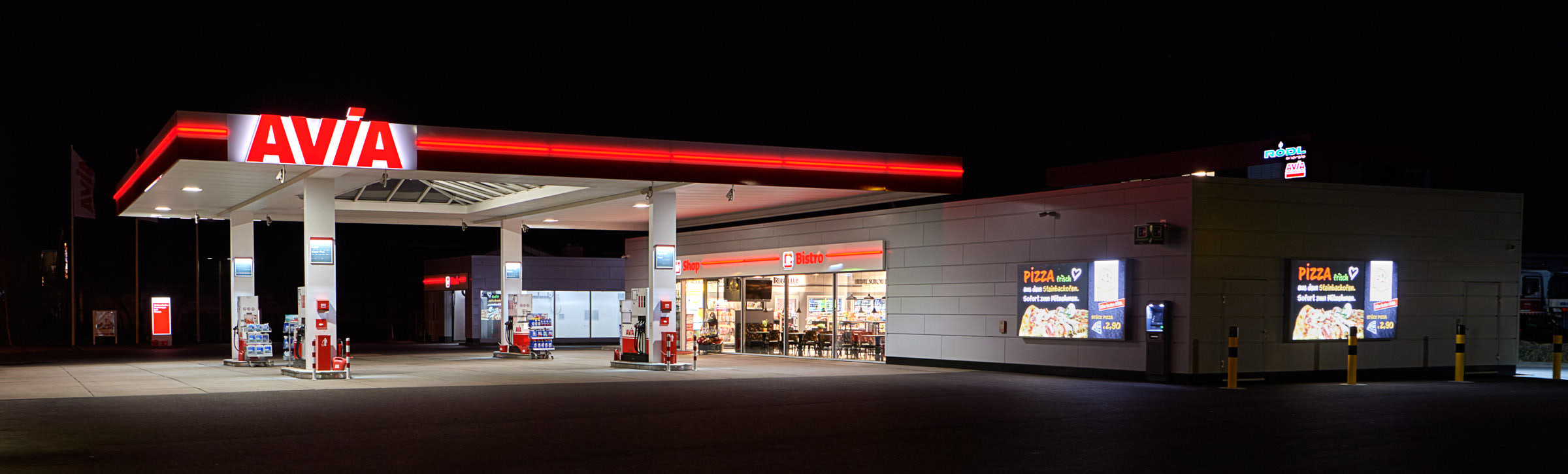 architektur-tankstelle-avia-in-neumarkt-bei-nacht