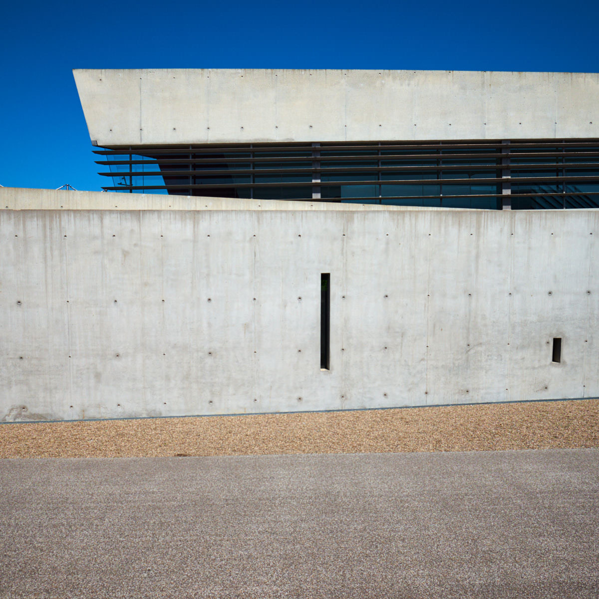 modernes-gebaeude-vor-betonmauer-architektur