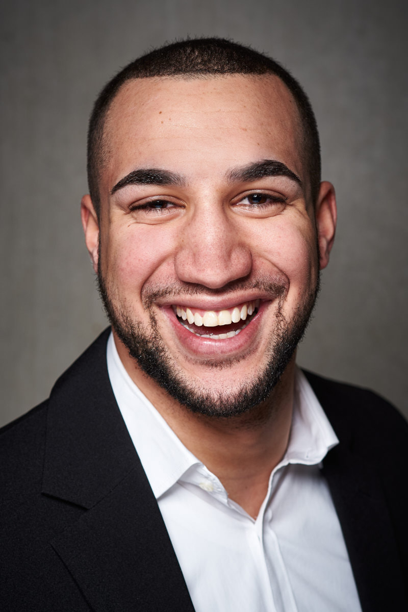 businessportrait-headshot-lachender-mann-vor-grauem-hintergrund