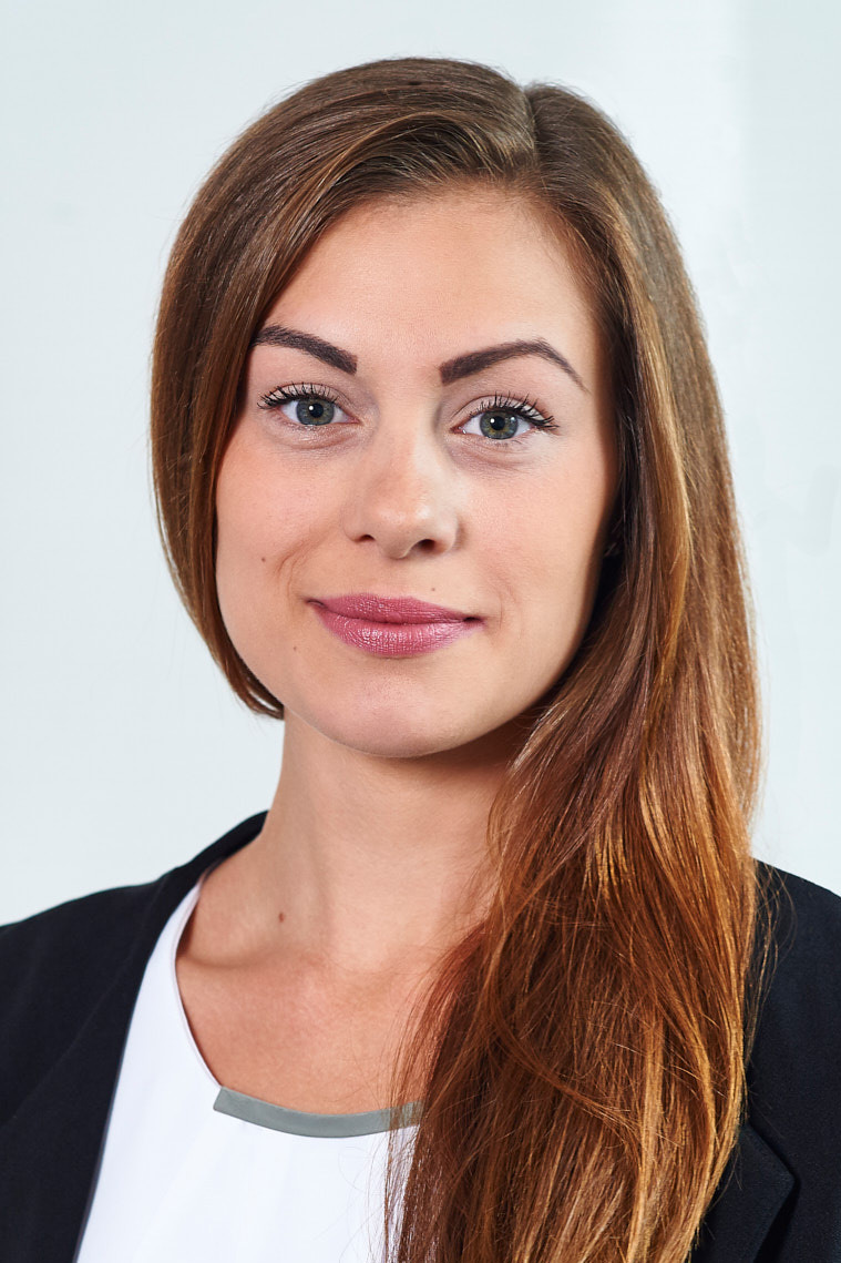 businessportrait-headshot-junge-frau-haare-auf einer-seite-vor-hellem-hintergrund