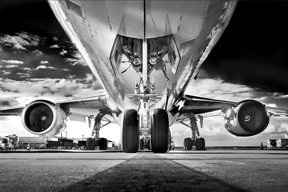 flugzeug-rumpf-auf-vorfeld-fine-art-in-schwarz-weiß

