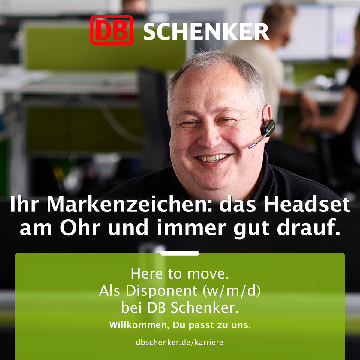 disponent-db-schenker-im-buero-mit-headset-lacht
