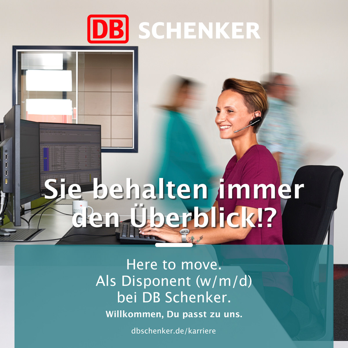disponentin-db-chenker-im-buero-mit-headset-laechelt