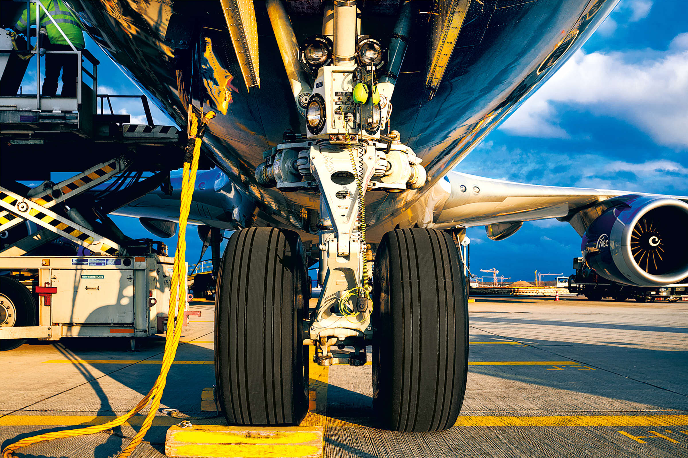 flugzeug-fahrwerk-auf-vorfeld-beim-service