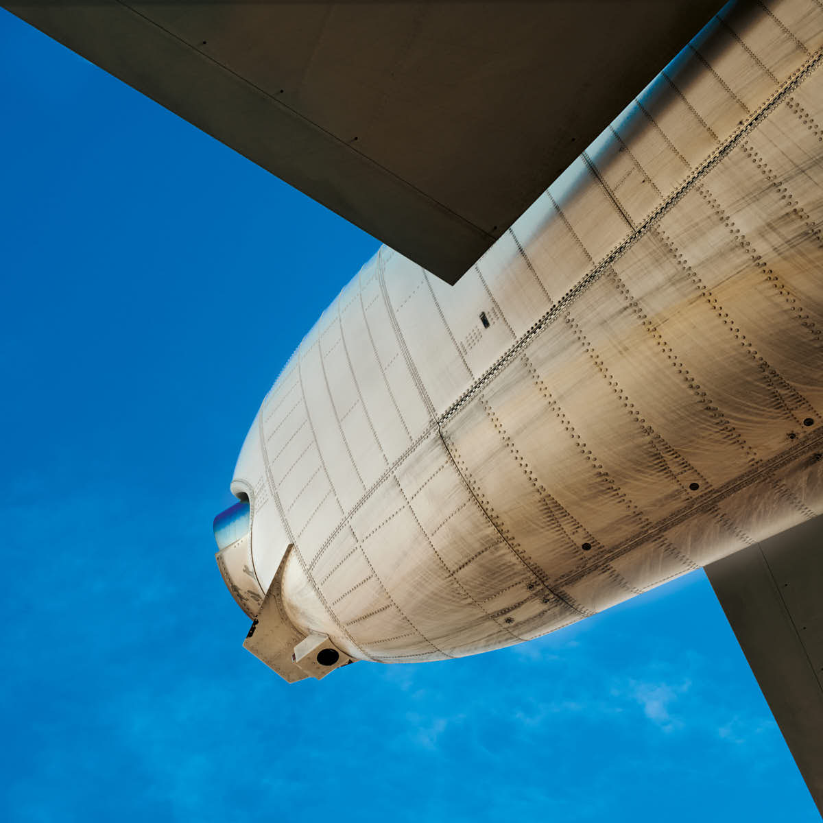 flugzeug-heck-vor-blauem-himmel-detail