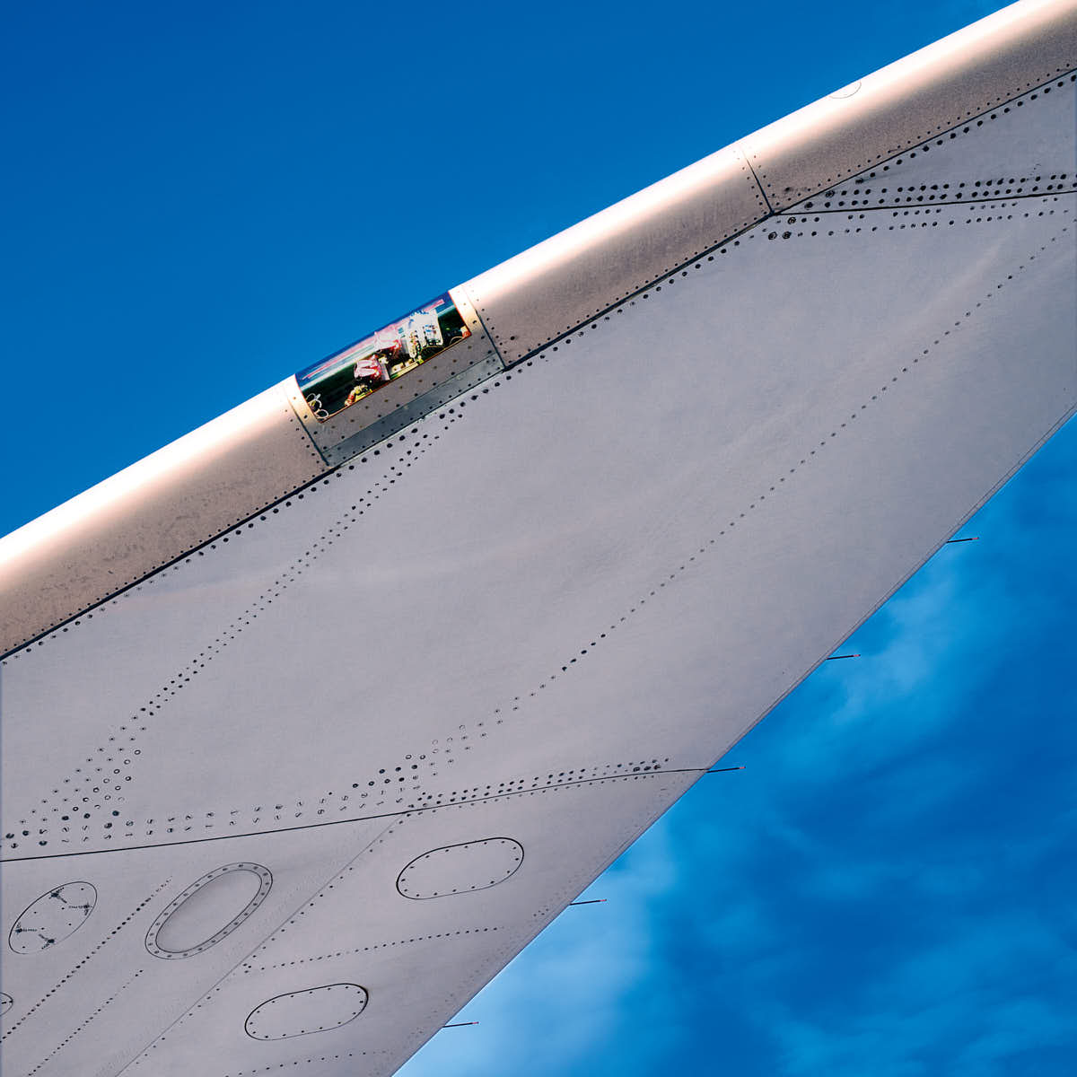 flugzeug-fluegel-elektronik-vor-blauem-himmel-detail