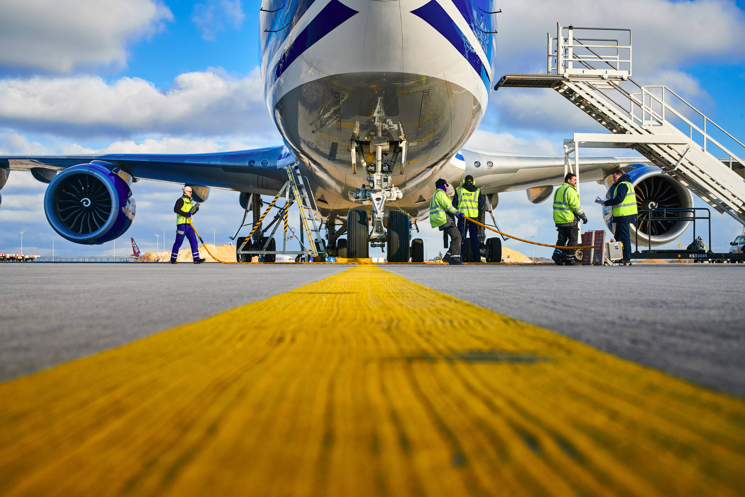 flugzeut-auf-vorfeld-luftfracht-beim-service