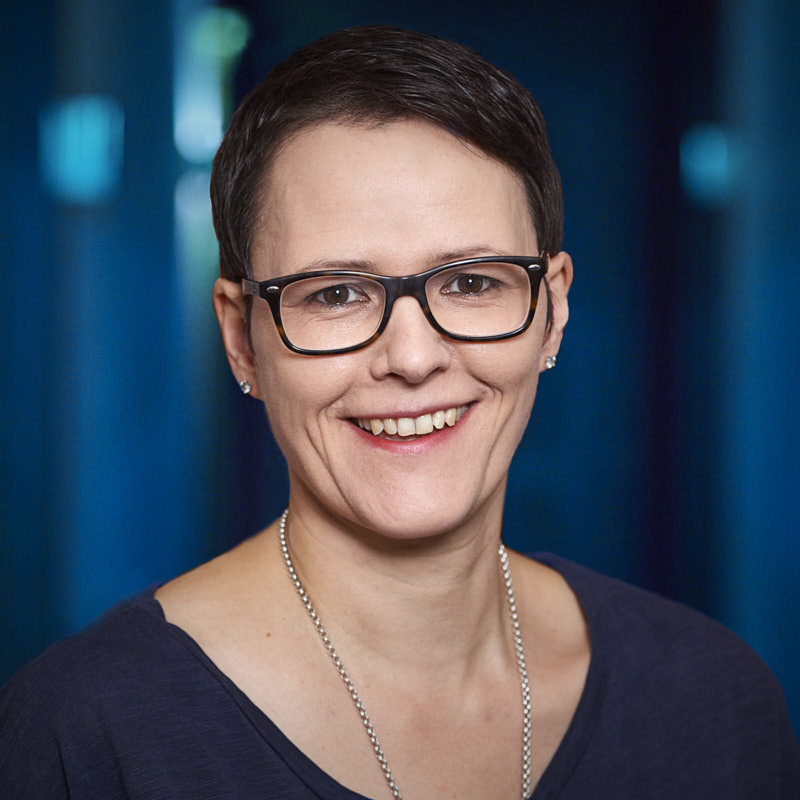 headshot-businessportrait-frau-mit-brille-und-kette