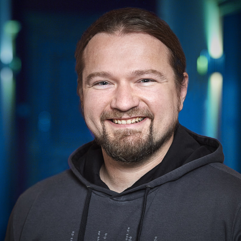 headshot-businessportrait-mann-mit-hoody-und-bart