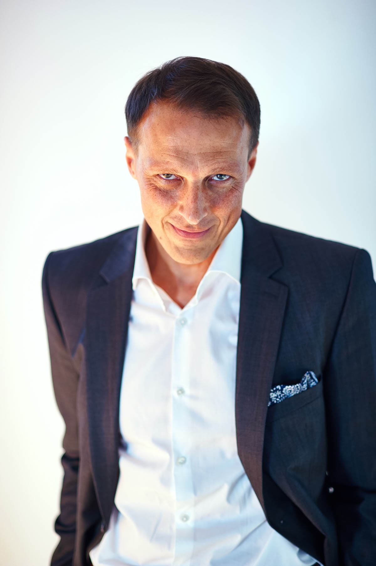 manager-im-business-anzug-im-portrait-mit-blick-von-unten