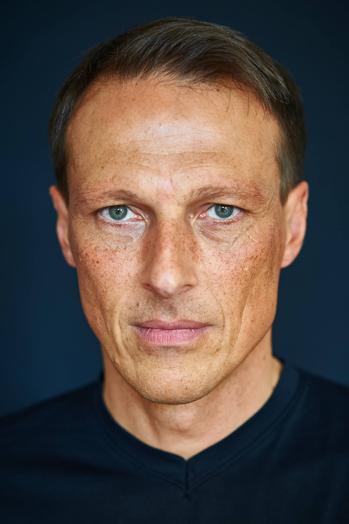 managerportrait-headshot-vor-dunklem-hintergrund